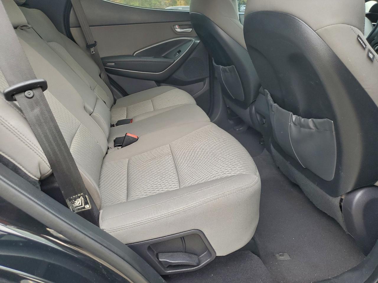 2018 Hyundai Santa fe VIN 5NMZT3LB4JH052679 photo 11