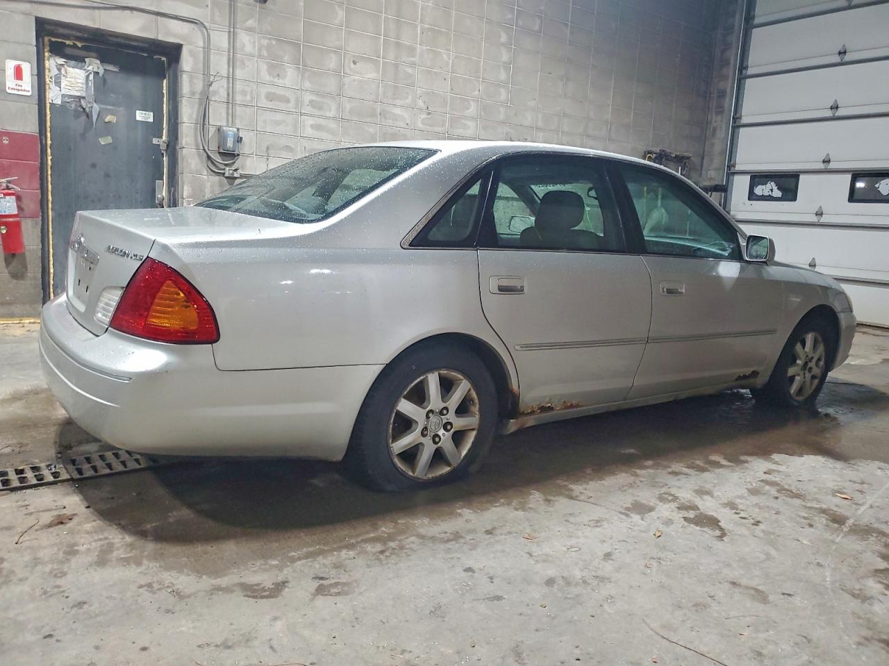 2001 Toyota Avalon VIN 4T1BF28B41U167296 photo 3