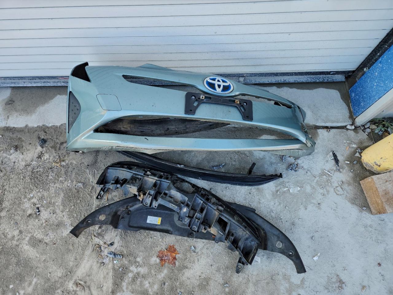 2016 Toyota Prius VIN JTDKBRFU6G3010588 photo 12