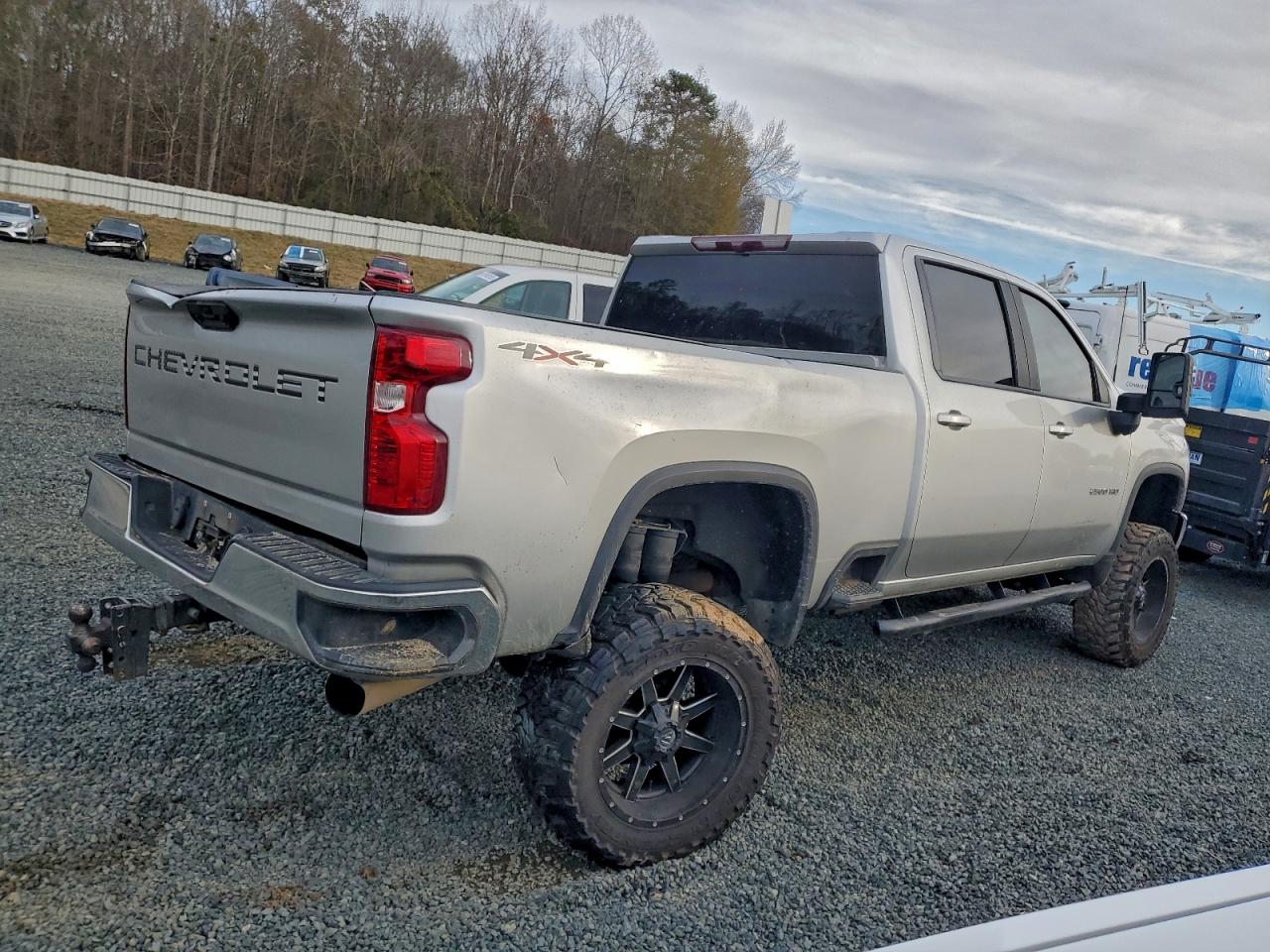 2022 Chevrolet All models VIN 1GC4YNEY8NF105427 photo 3