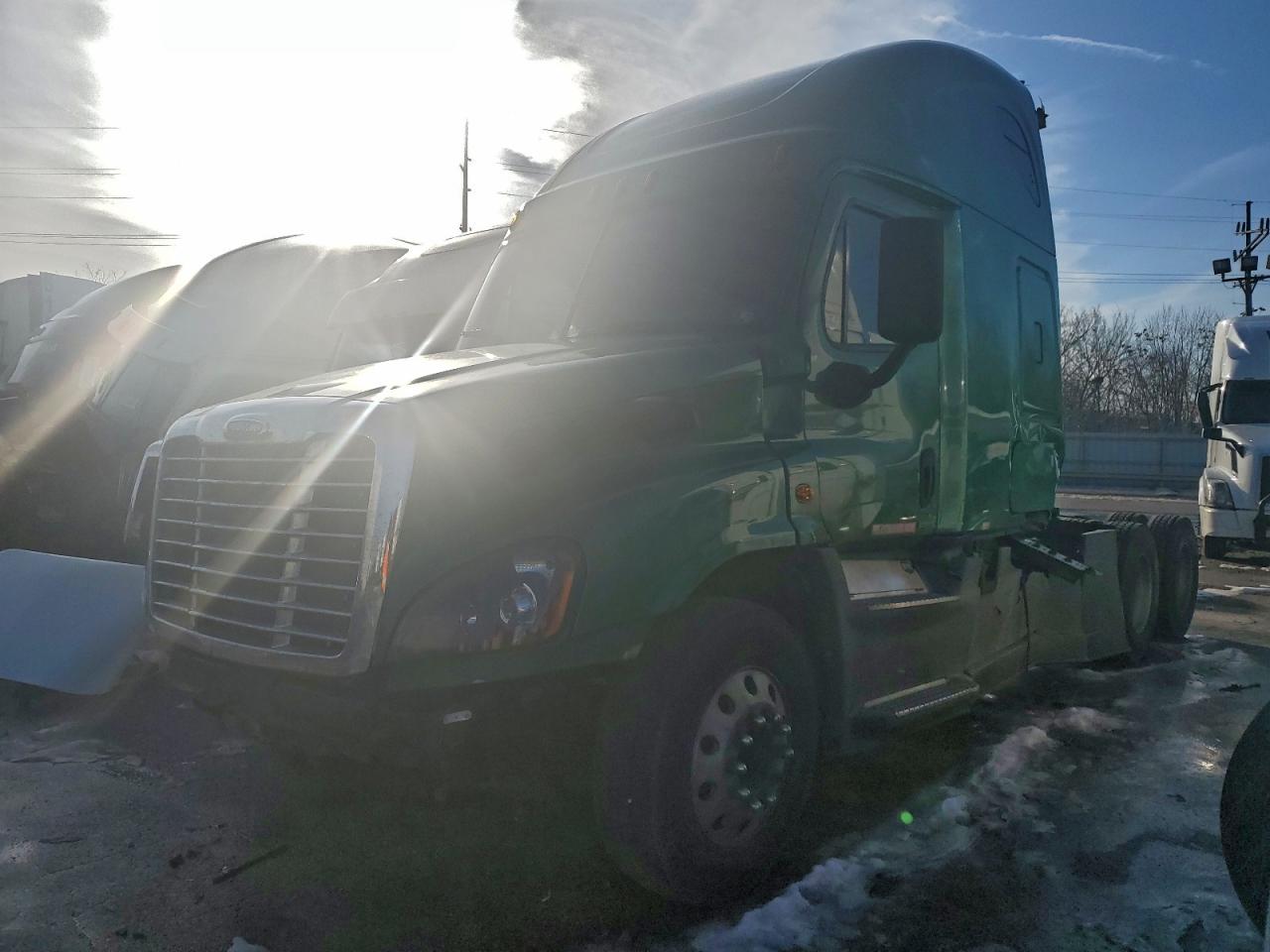 2018 FREIGHTLINER All other VIN 3AKJGLDR2JSJS4472 photo 2