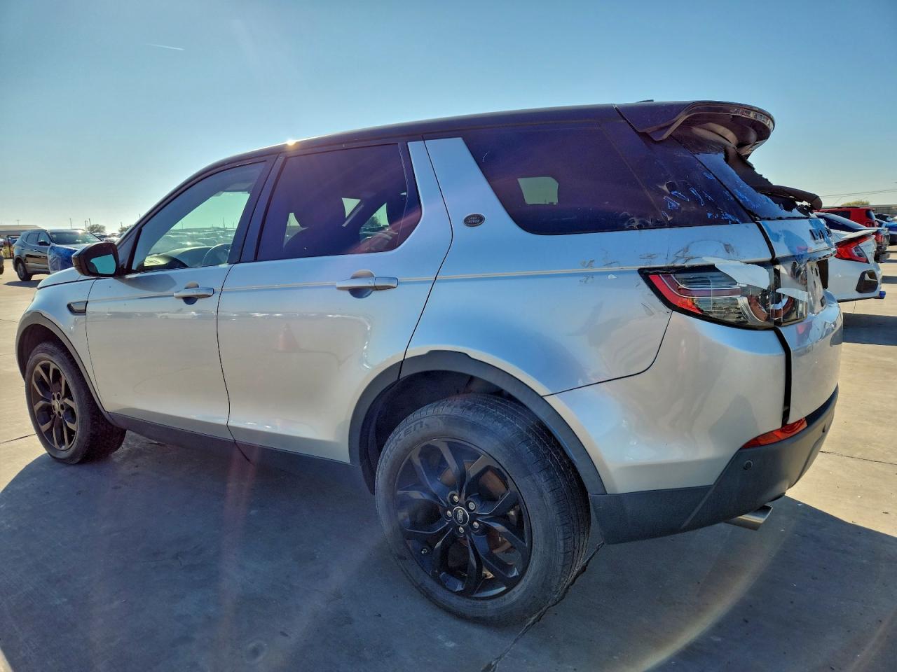 2018 Discovery VIN SALCR2RX3JH766492 photo 2