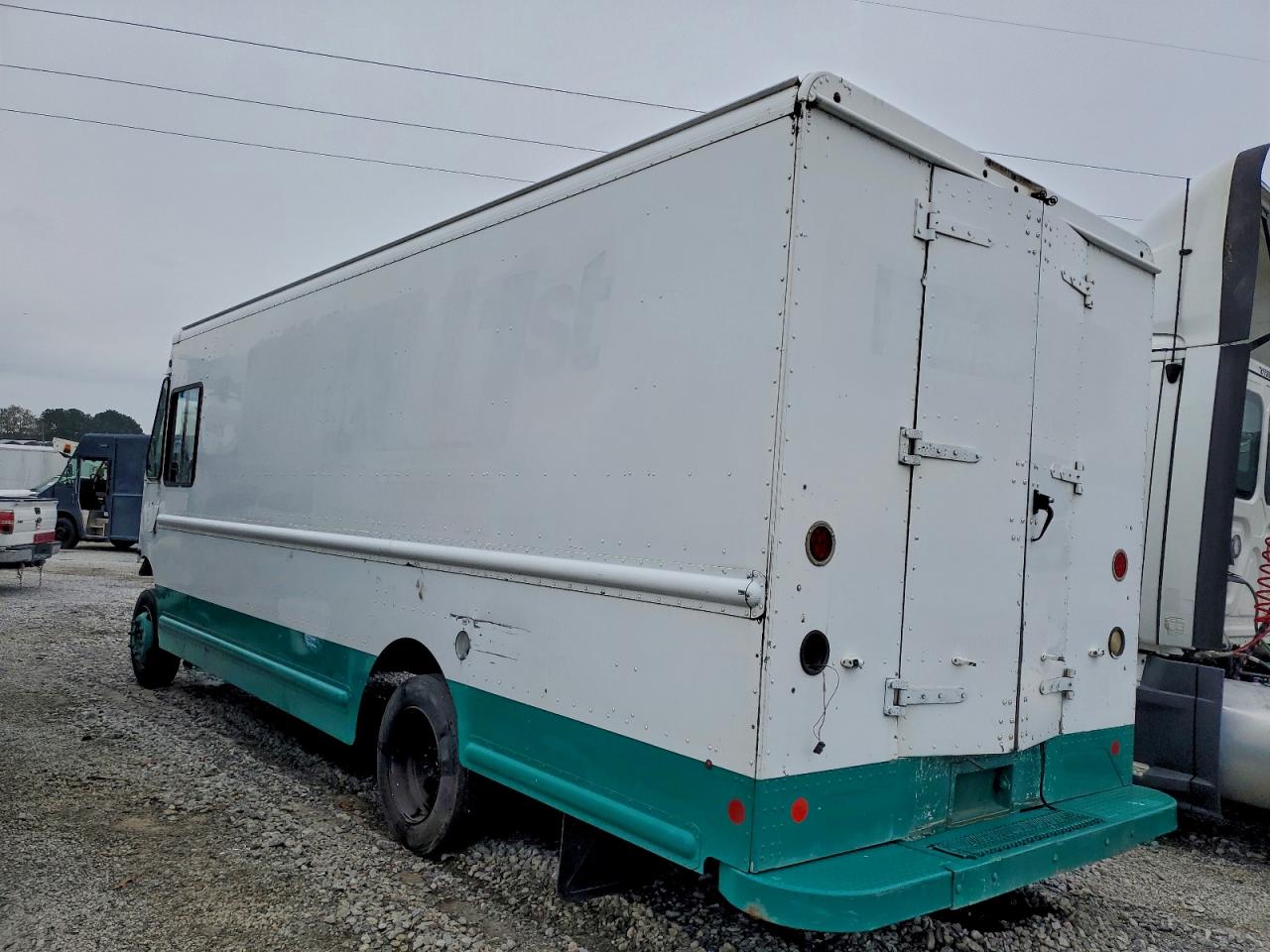 2011 WORKHORSE All models VIN 5B4LFG2E6B3445735 photo 2