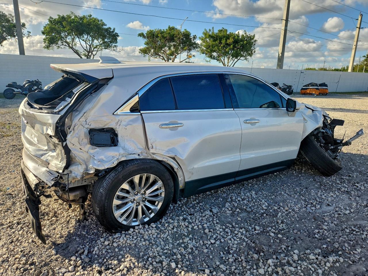 2024 Cadillac Xt4 VIN 1GYAZAR48RF120896 photo 3