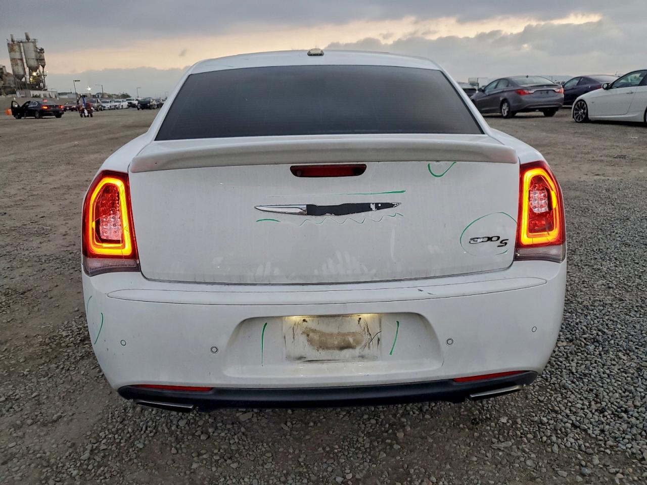 2017 Chrysler 300 VIN 2C3CCABGXHH572368 photo 6