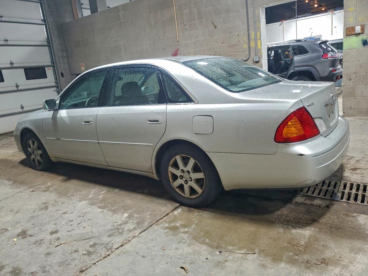 2001 Toyota Avalon VIN 4T1BF28B41U167296 photo 2
