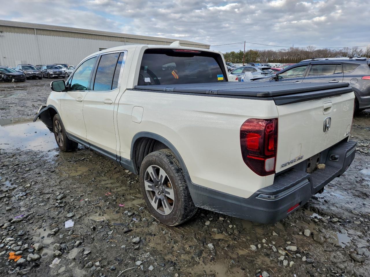 2018 Honda Ridgeline VIN 5FPYK3F65JB008356 photo 2