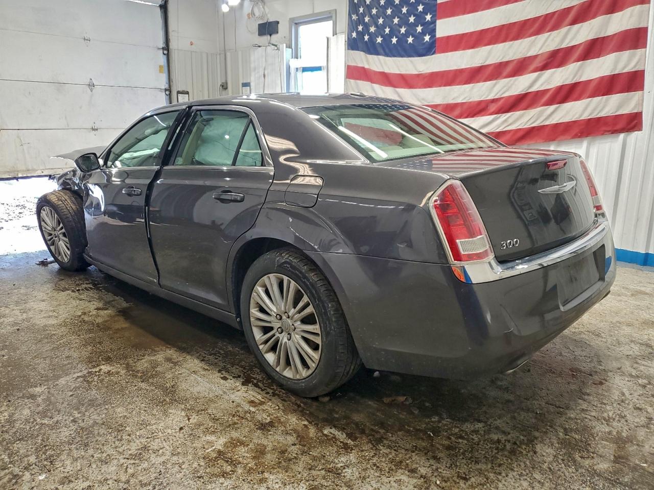 2014 Chrysler 300 VIN 2C3CCARGXEH120390 photo 2