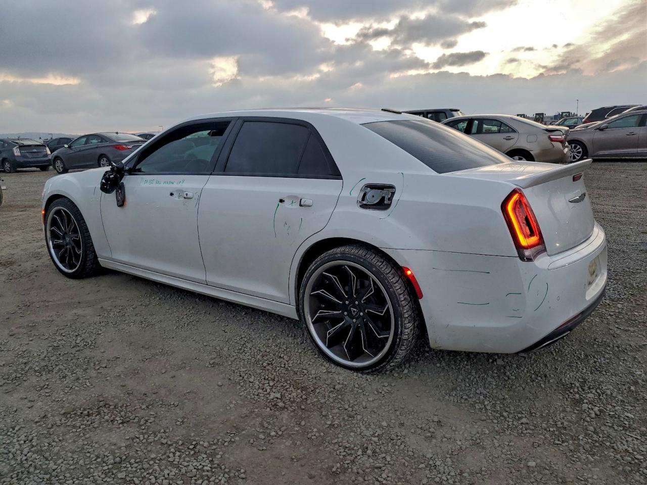 2017 Chrysler 300 VIN 2C3CCABGXHH572368 photo 2