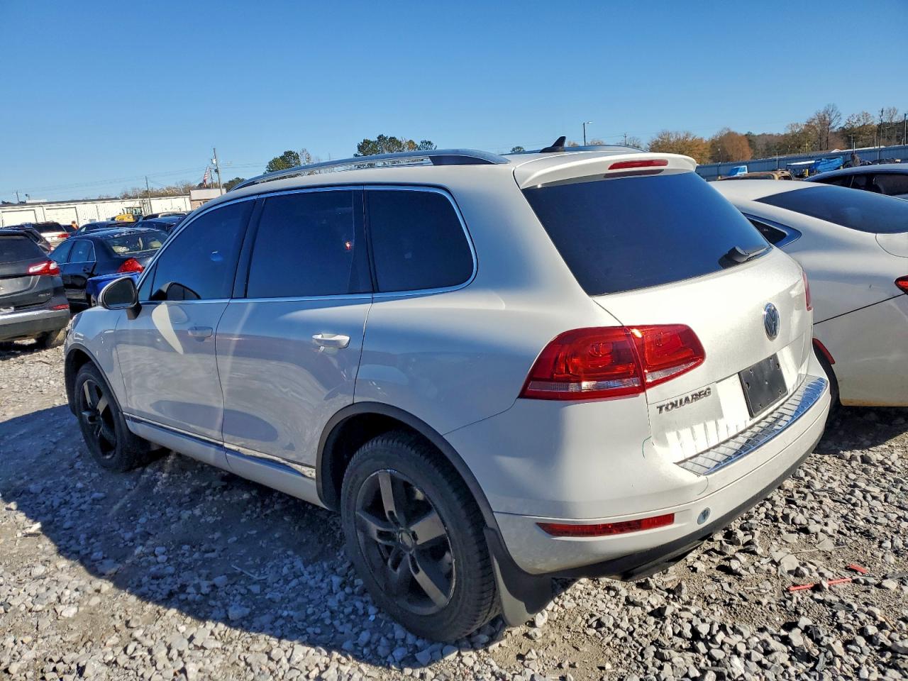 2013 Volkswagen Touareg VIN WVGEF9BP5DD001674 photo 2