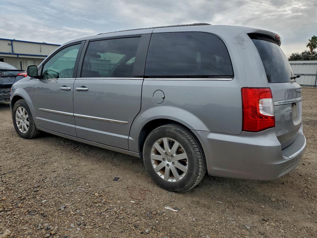 2015 Chrysler Minivan VIN 2C4RC1BG0FR578211 photo 2
