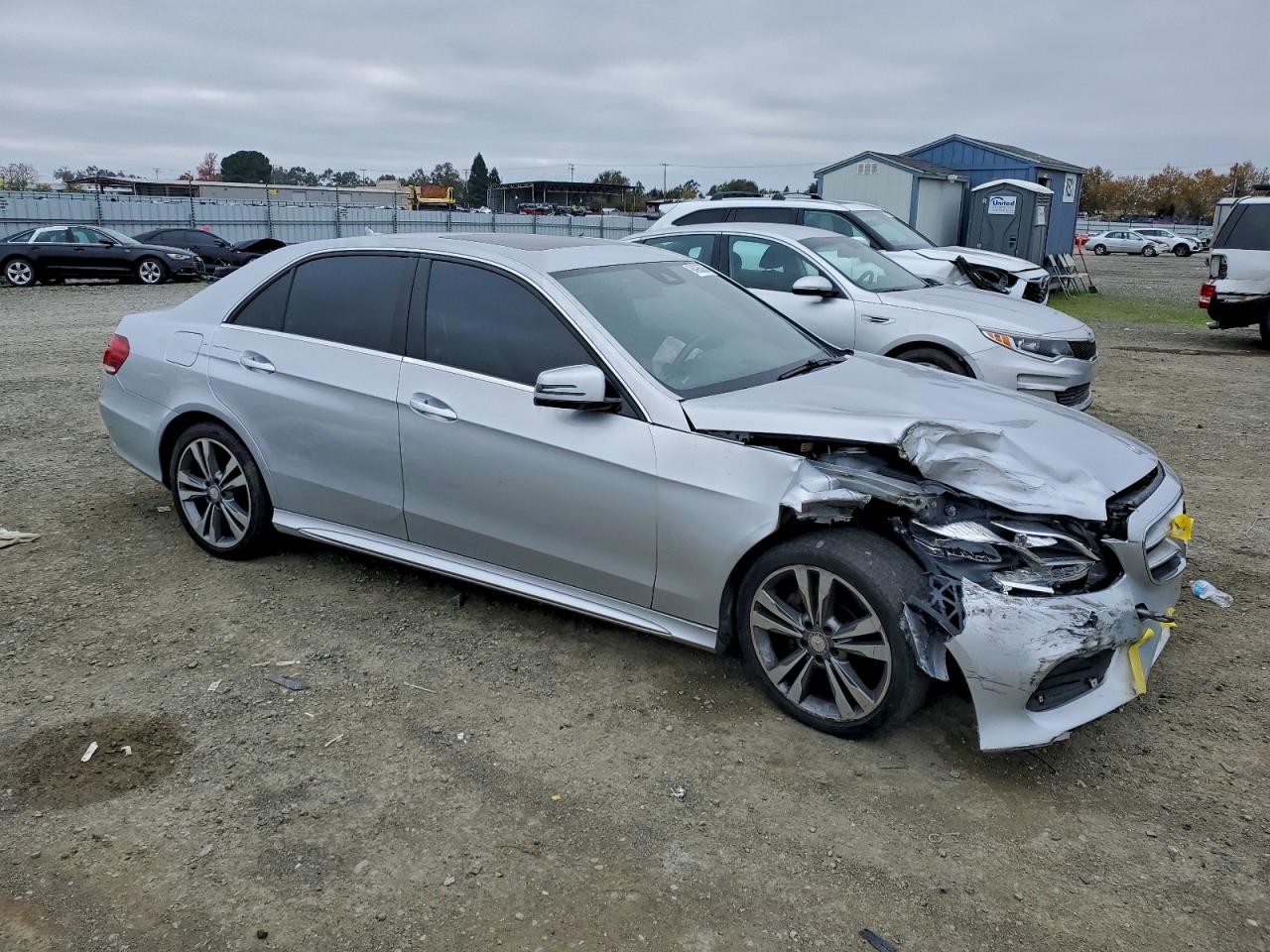 2016 Mercedes-Benz E-class VIN WDDHF5KB1GB221446 photo 4