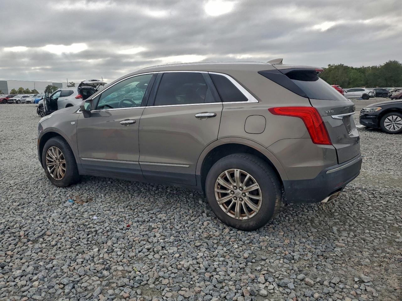 2017 Cadillac Xt5 VIN 1GYKNARS2HZ240947 photo 2