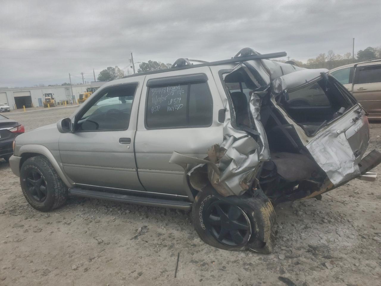 2001 Niss Pathfinder VIN JN8DR09X51W573034 photo 2