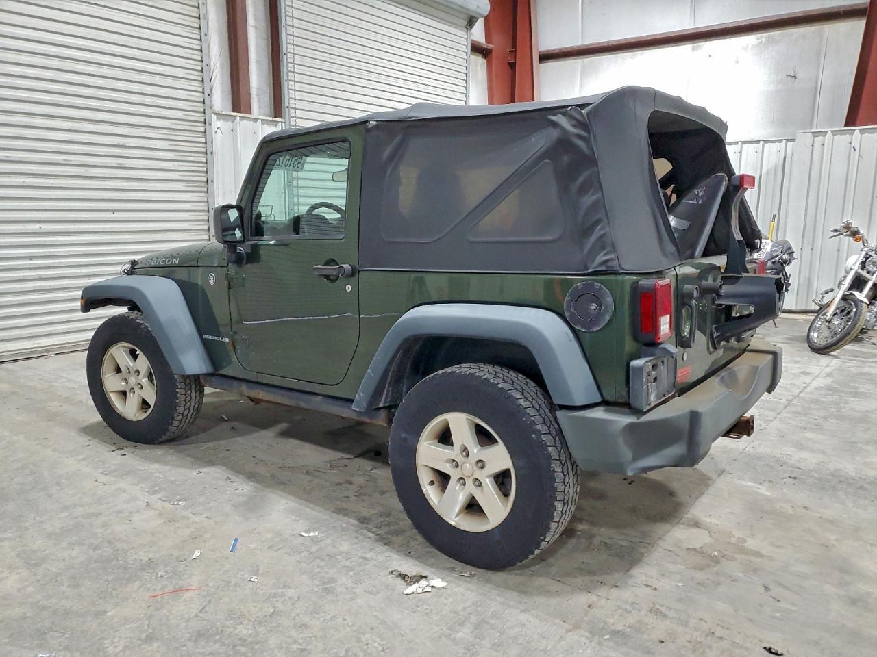 2008 Jeep Wrangler / VIN 1J4GA641X8L556547 photo 2