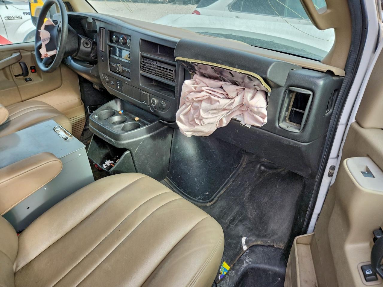 2017 Chev Express VIN 1GCWGAFG4H1135195 photo 8