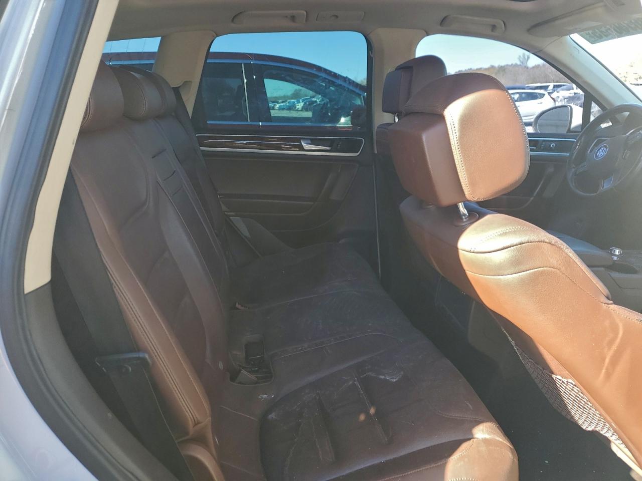 2013 Volkswagen Touareg VIN WVGEF9BP5DD001674 photo 10