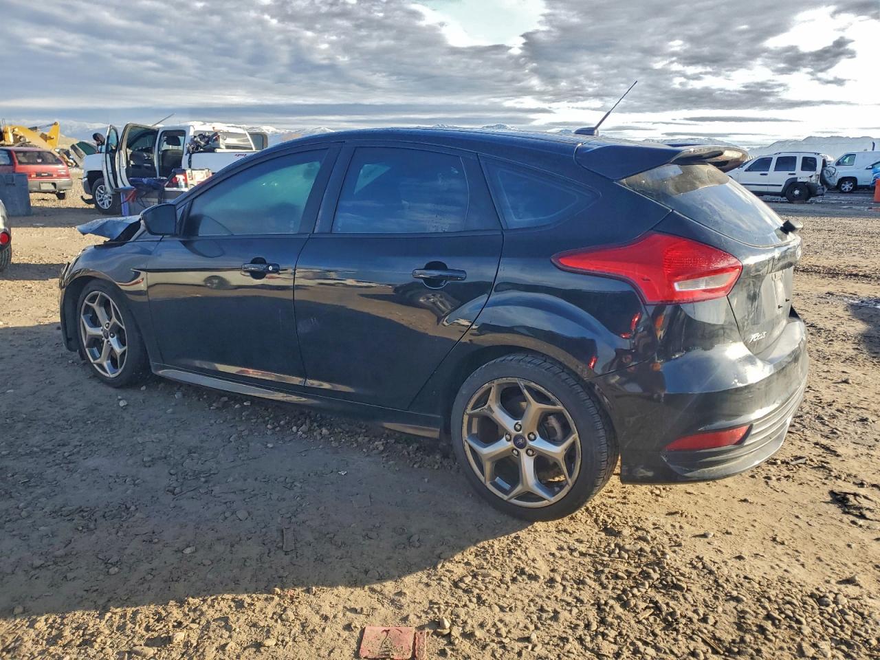 2016 Ford Focus VIN 1FADP3L90GL337212 photo 2