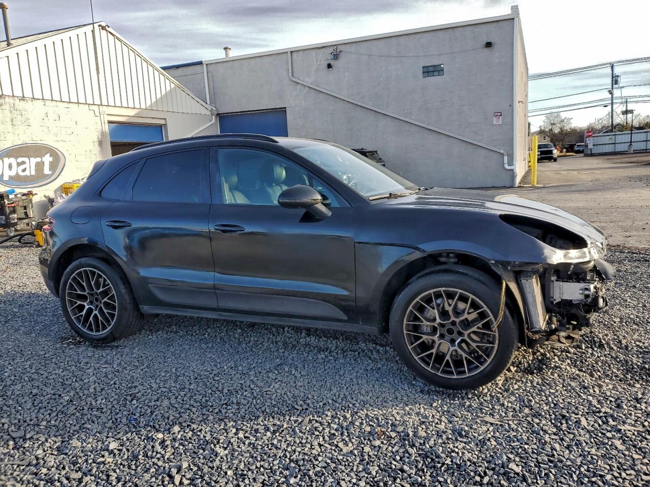 2017 Porsche Macan VIN WP1AB2A54HLB19411 photo 4