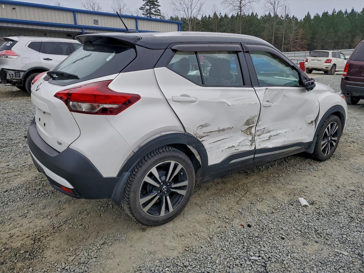 2019 Niss Kicks VIN 3N1CP5CU9KL479659 photo 3