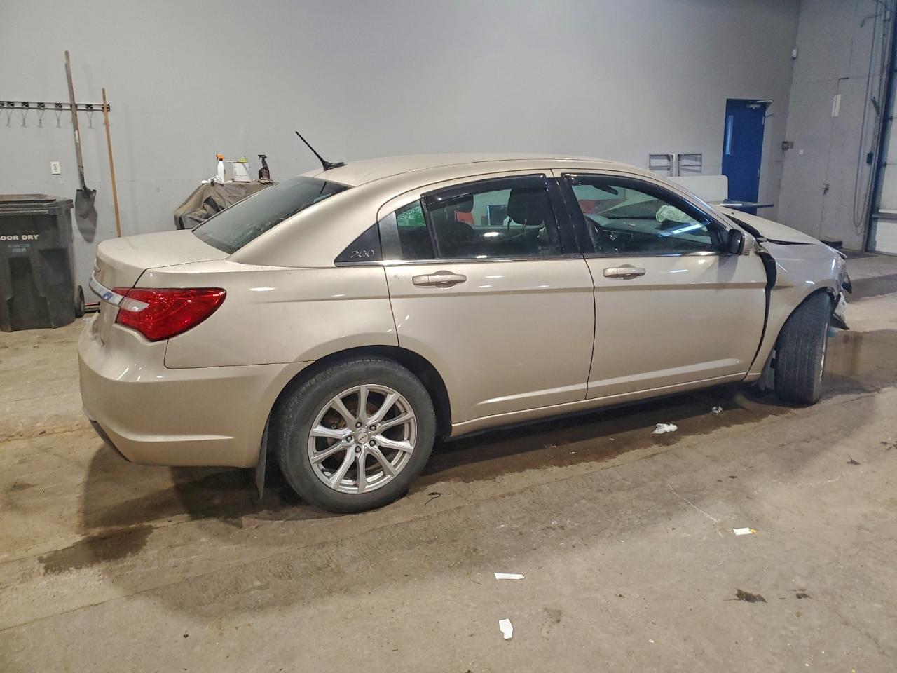 2014 Chrysler 200 VIN 1C3CCBABXEN131841 photo 3