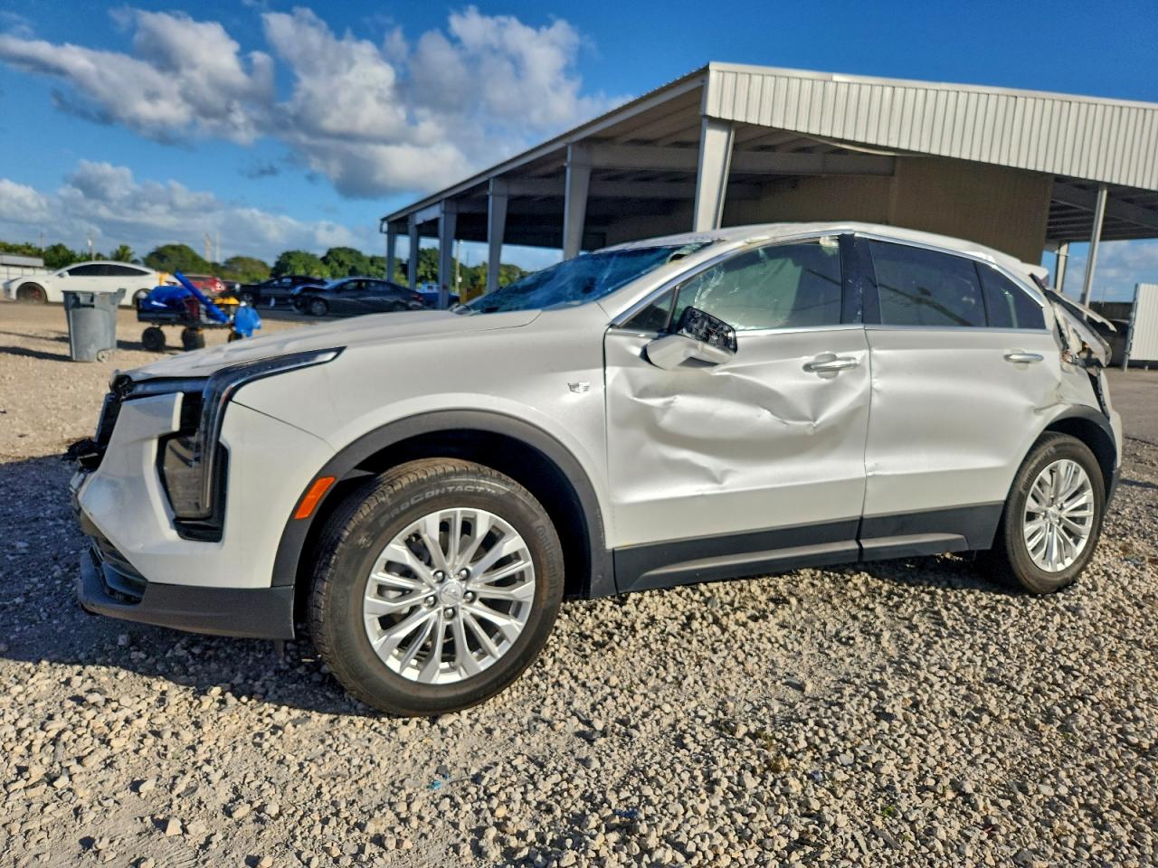 2024 Cadillac Xt4 VIN 1GYAZAR48RF120896 photo 1