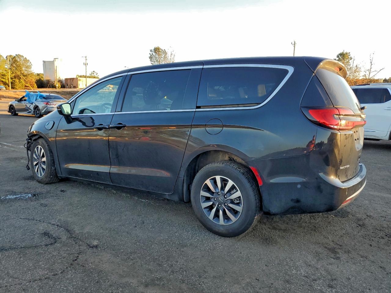 2023 Chrysler Pacifica VIN 2C4RC1L78PR562466 photo 2