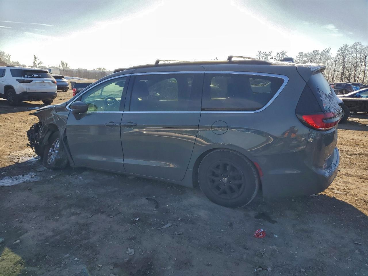 2022 Chrysler Pacifica VIN 2C4RC1BG2NR169500 photo 2