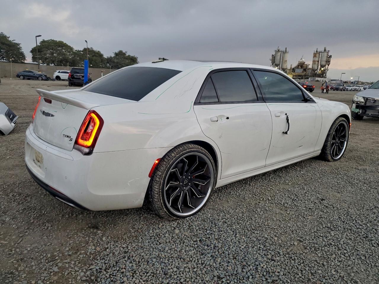 2017 Chrysler 300 VIN 2C3CCABGXHH572368 photo 3