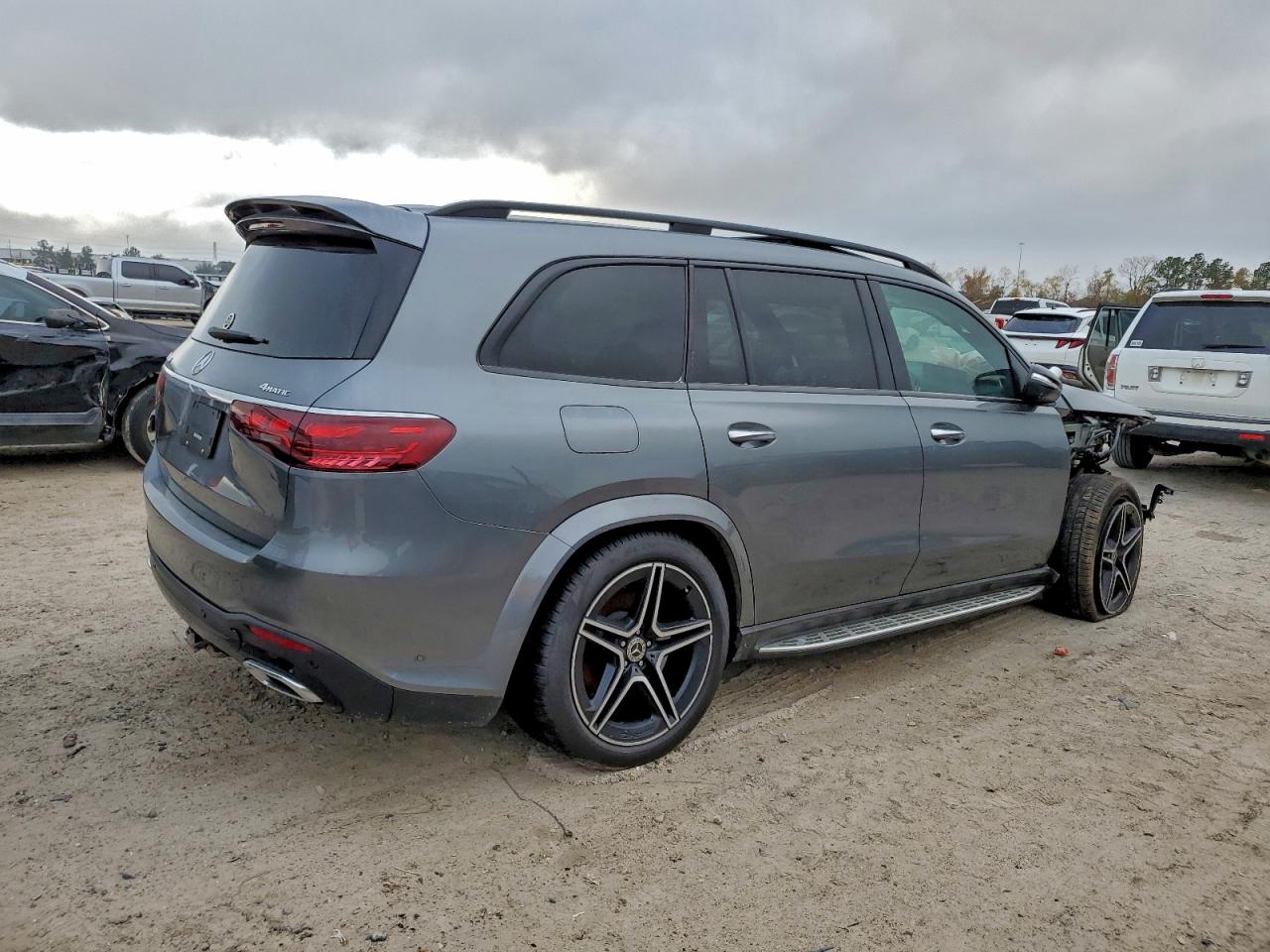 2024 Mercedes-Benz Gls-class VIN 4JGFF5KE4RB239742 photo 3