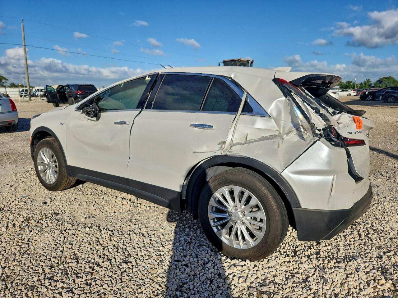 2024 Cadillac Xt4 VIN 1GYAZAR48RF120896 photo 2