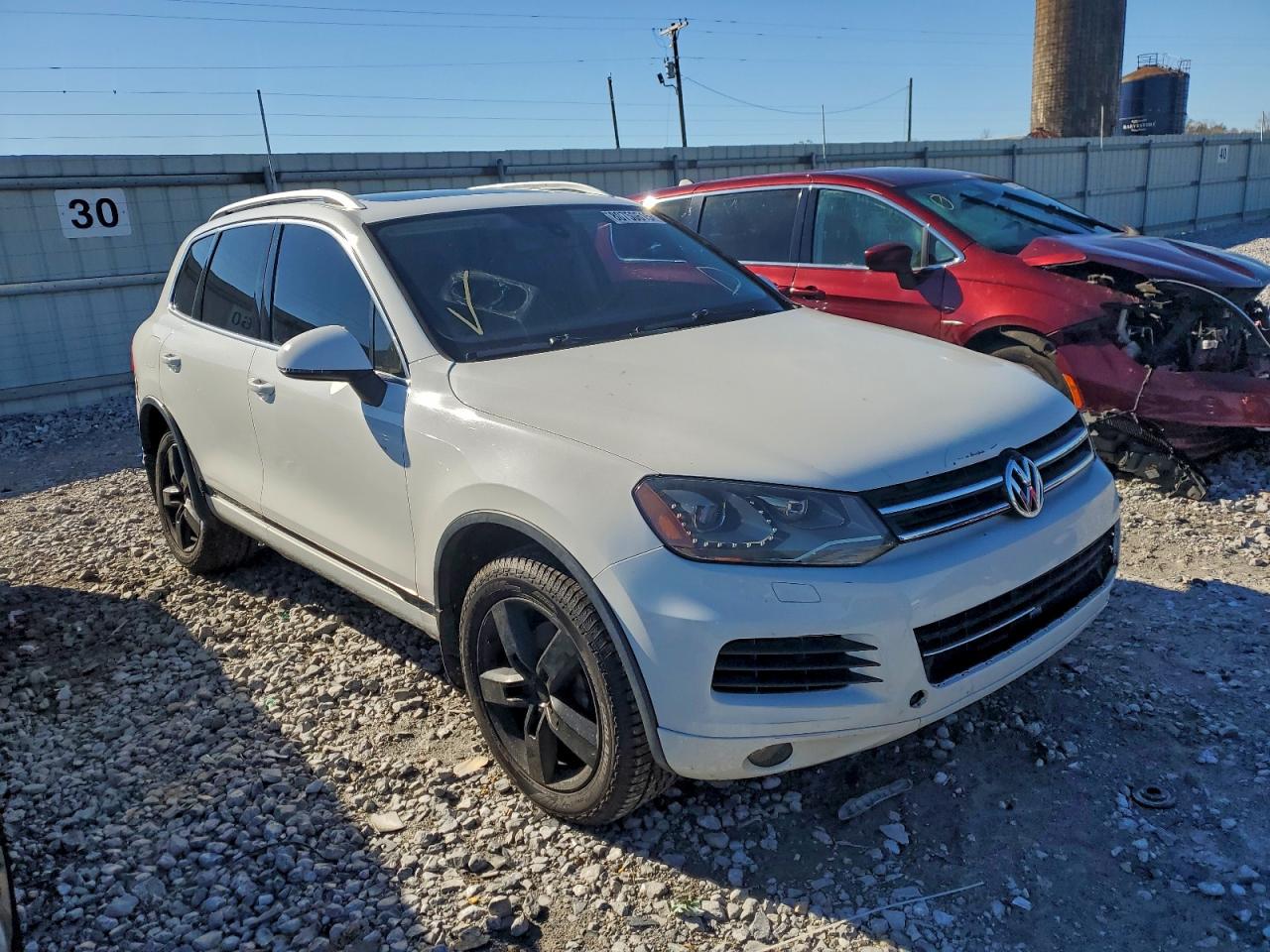 2013 Volkswagen Touareg VIN WVGEF9BP5DD001674 photo 4