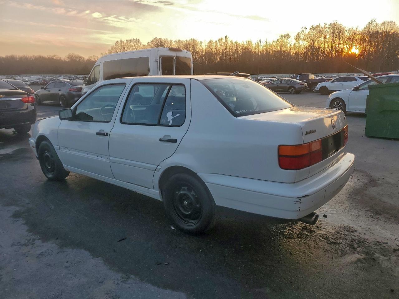1998 Volkswagen Jetta VIN 3VWRA81H6WM107693 photo 2