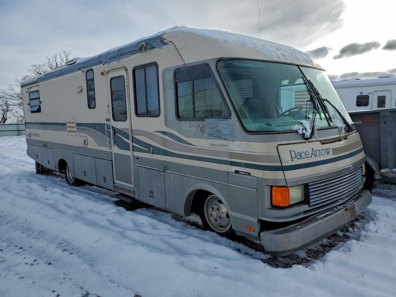 2000 OTHER Fleetwood VIN 1GBKP37N7R3307463 photo 1