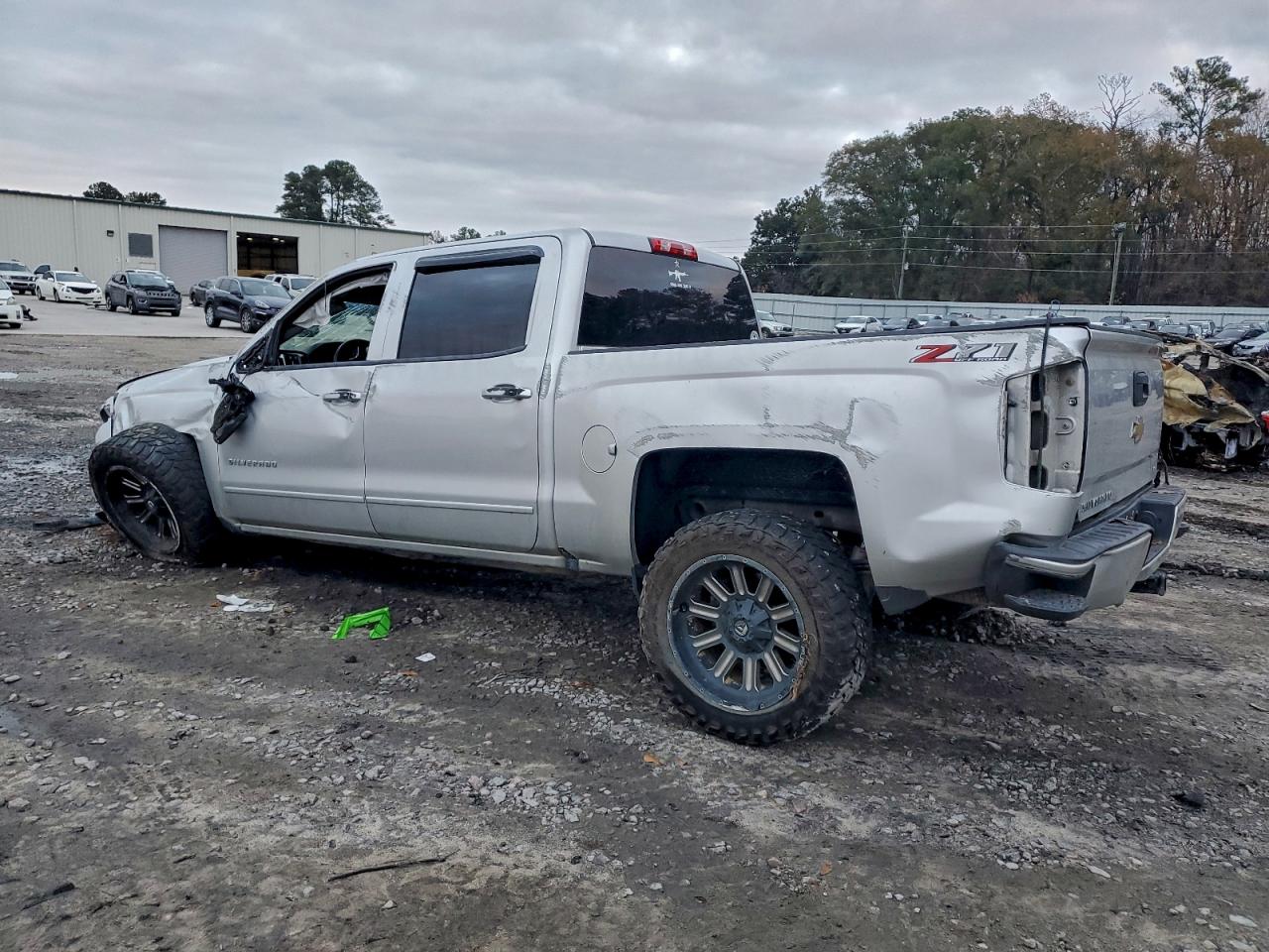 2018 Chevrolet All models VIN 3GCUKREC4JG318879 photo 2