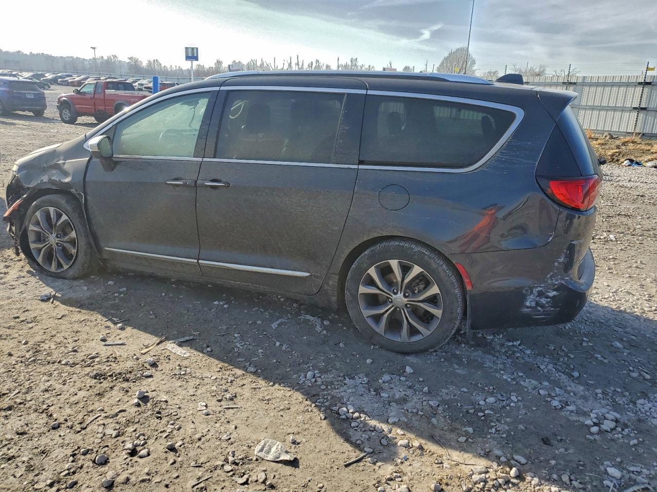 2020 Chrysler Pacifica VIN 2C4RC1GG6LR236315 photo 2